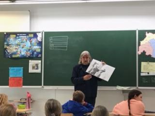 Der Autor Heinz Janisch in der Klasse