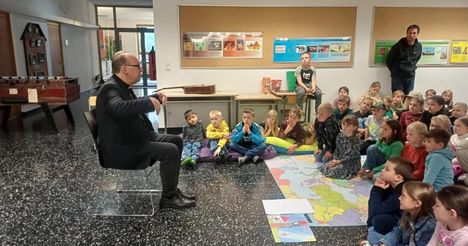 Bischof Hermann im Gespräch mit den Kindern