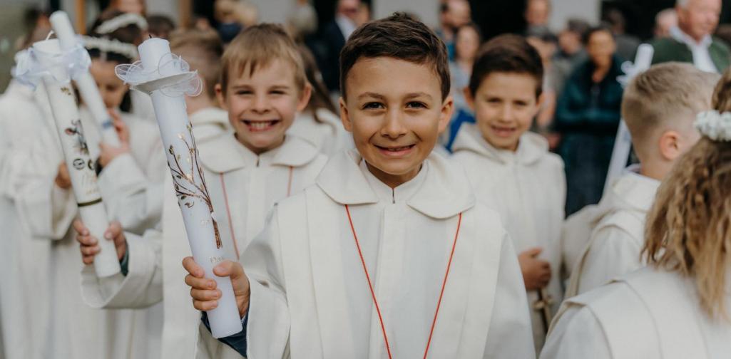 Erwartungsvolle Erstkommunikanten